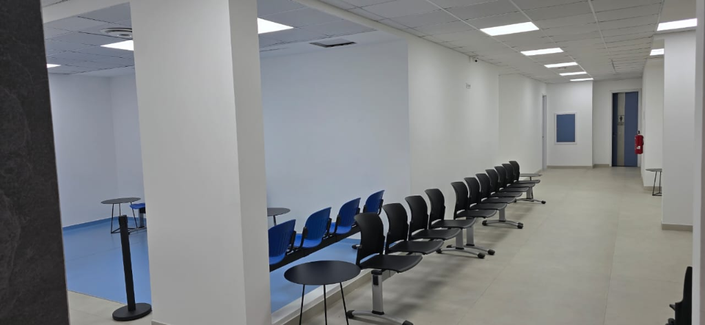 Espace d'accueil et salle d'attente de la Clinique Netco